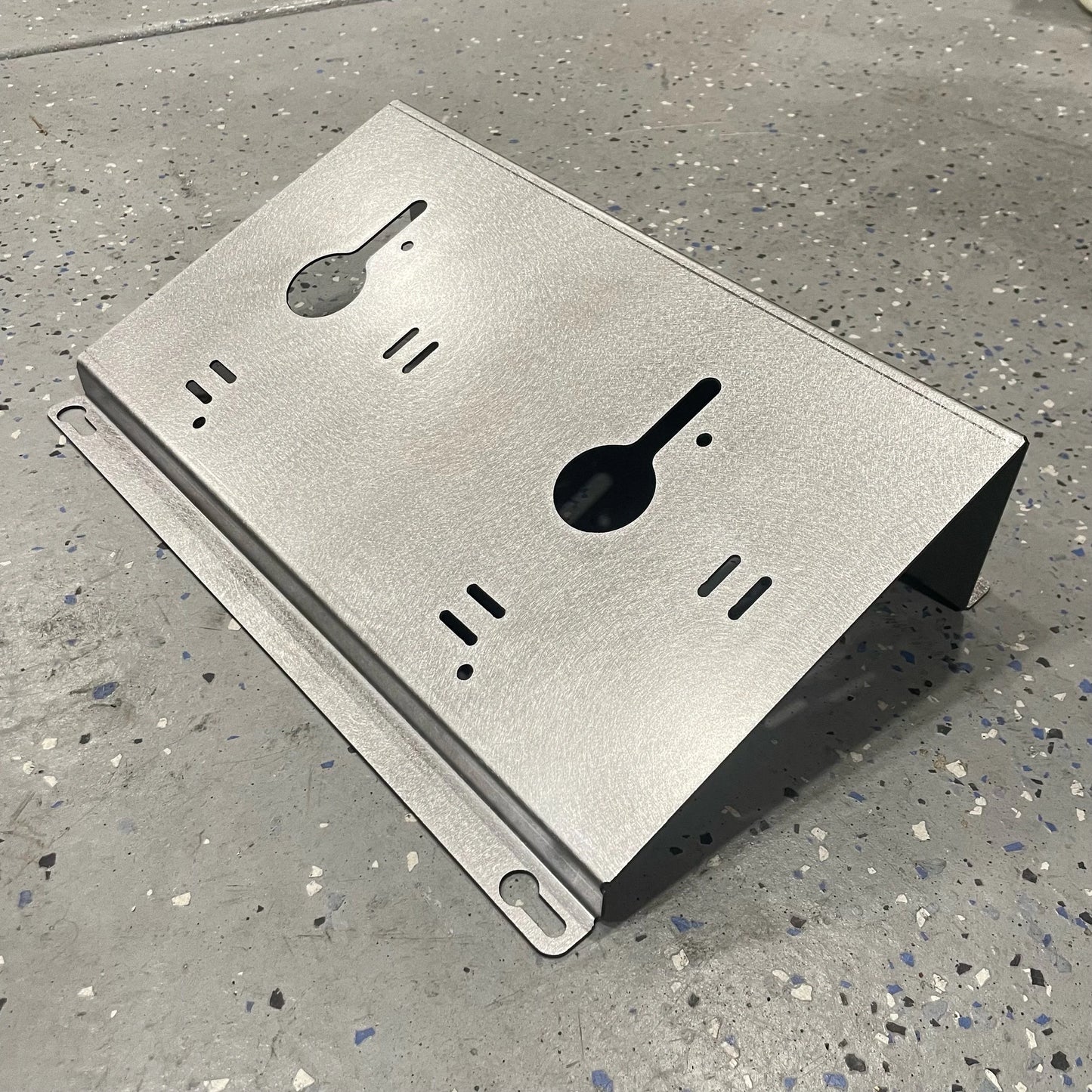Milwaukee 2x M18 M12 Rapid Battery Charger Wall Mount Plate 20 Degree Angle For Van Truck Shop Contractor