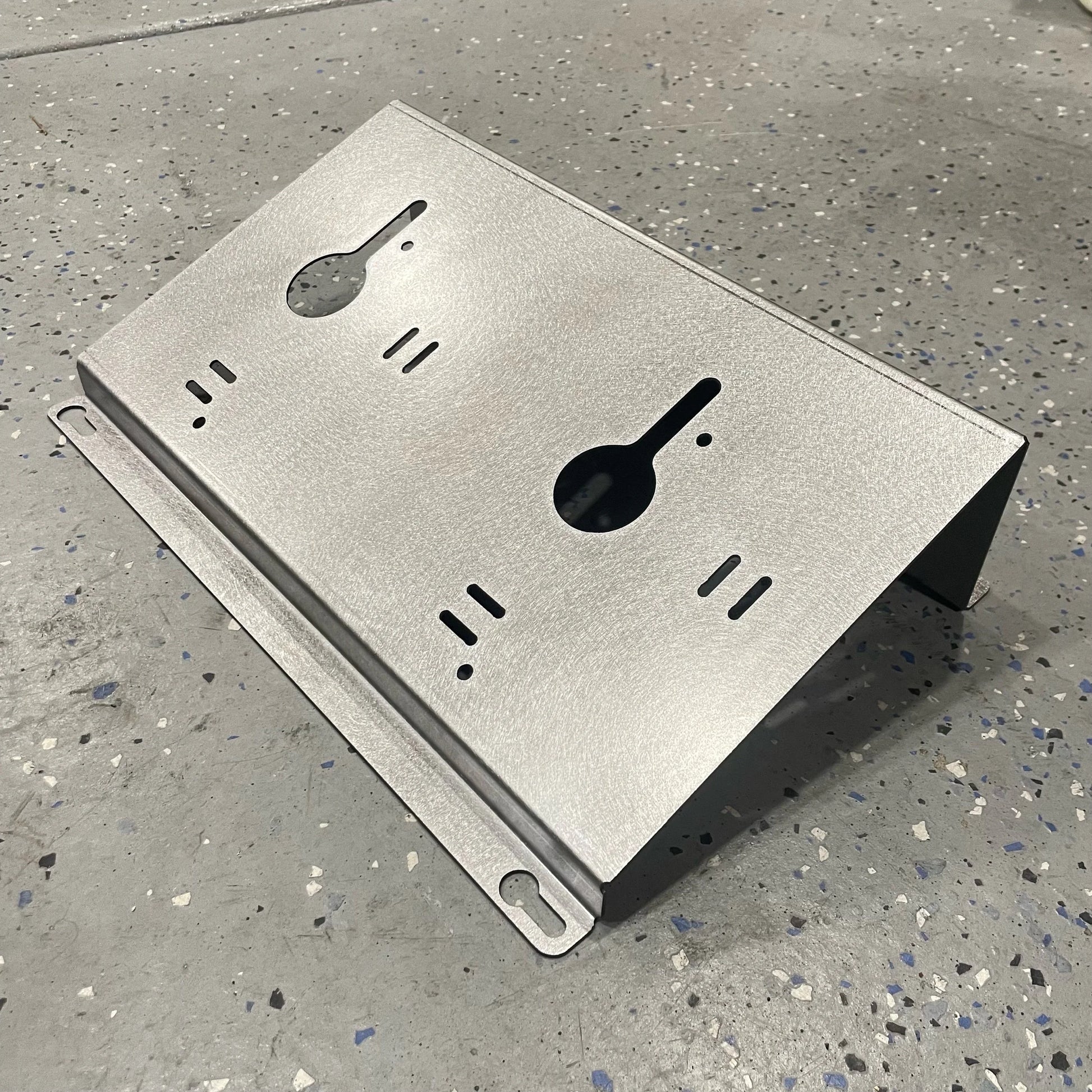 Milwaukee 2x M18 M12 Rapid Battery Charger Wall Mount Plate 20 Degree Angle For Van Truck Shop Contractor