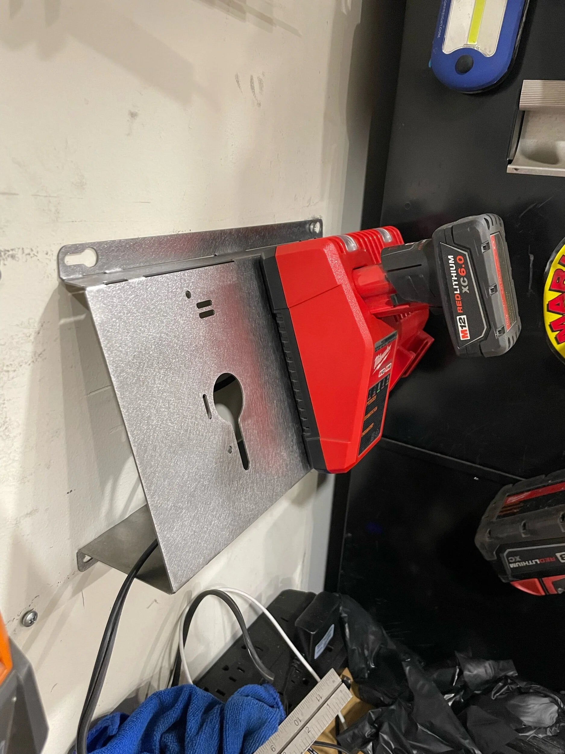 Milwaukee 2x M18 M12 Rapid Battery Charger Wall Mount Plate 20 Degree Angle For Van Truck Shop Contractor