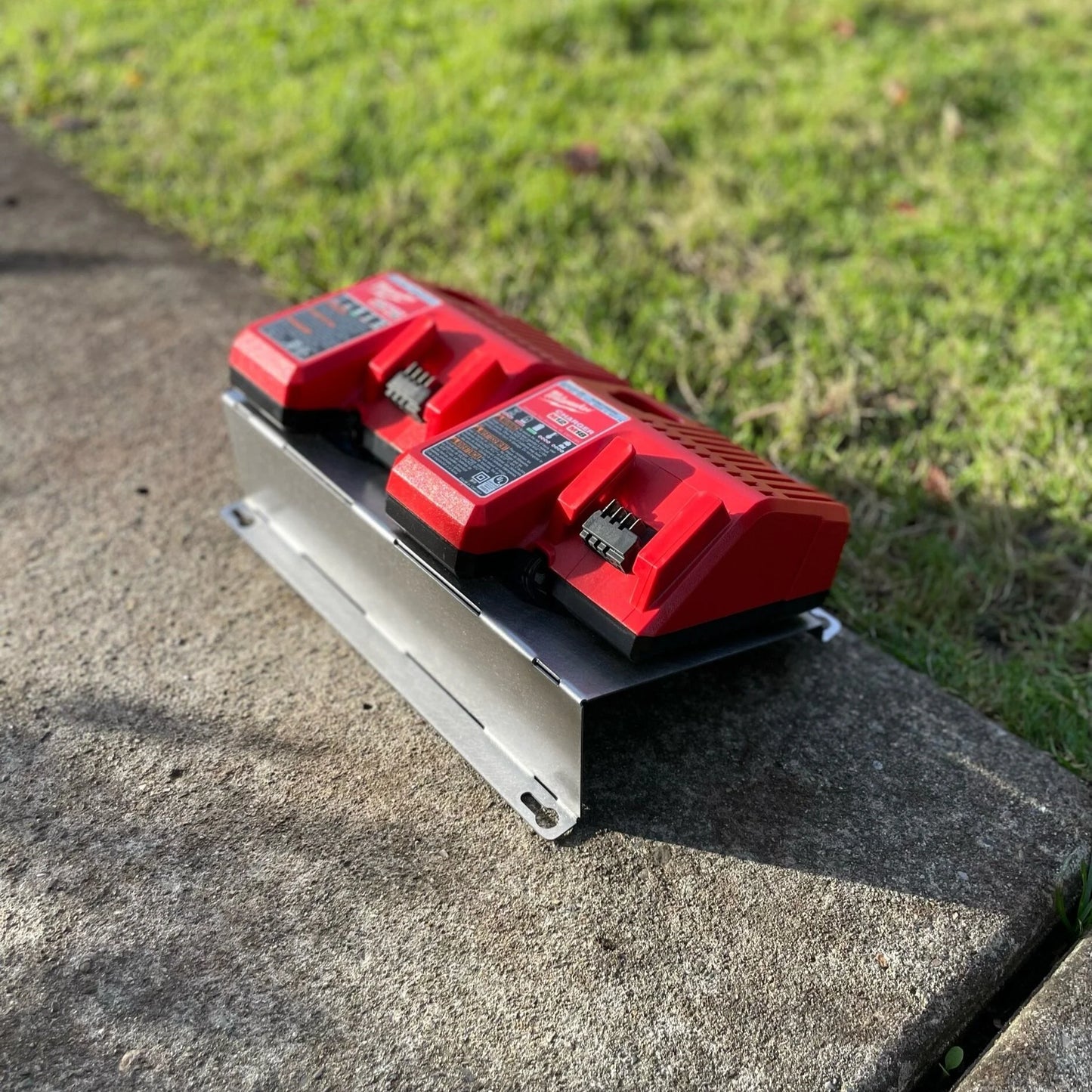 Milwaukee 2x M18 M12 Rapid Battery Charger Wall Mount Plate 20 Degree Angle For Van Truck Shop Contractor