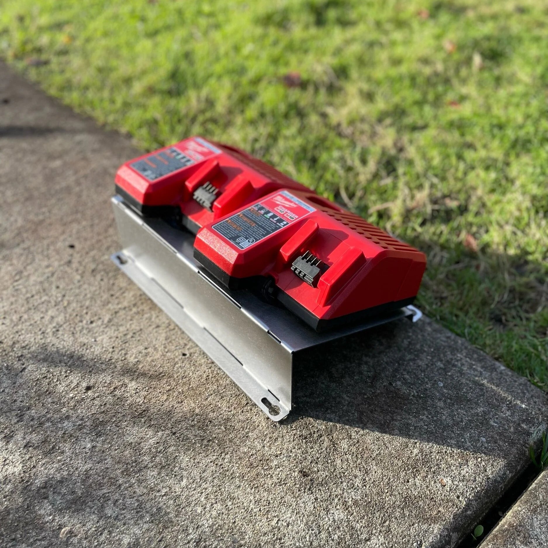 Milwaukee 2x M18 M12 Rapid Battery Charger Wall Mount Plate 20 Degree Angle For Van Truck Shop Contractor